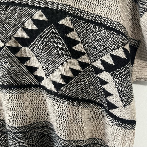 J.Jill Chevron-herringbone Aztec/Tribal print lightweight pullover top. - Picture 9 of 9
